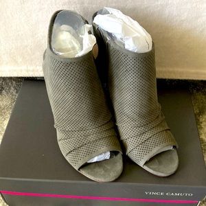 New in Box Vince Camuto Kentvi Sandals